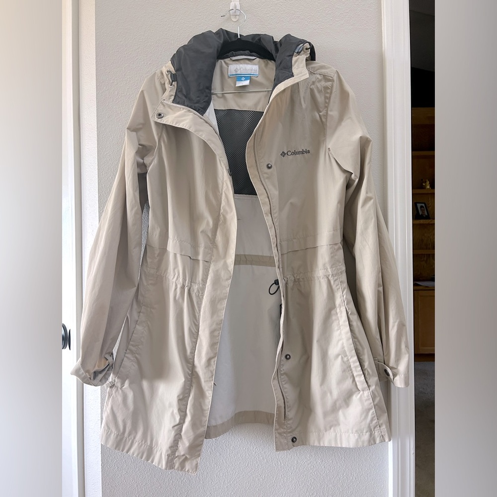 Light cream raincoat with hood and adjustable waist